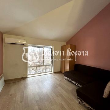 Залізнична вул., 32