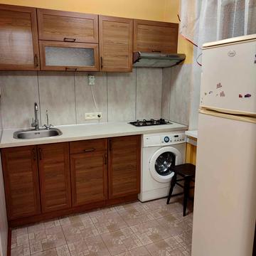 Лєскова вул., 6