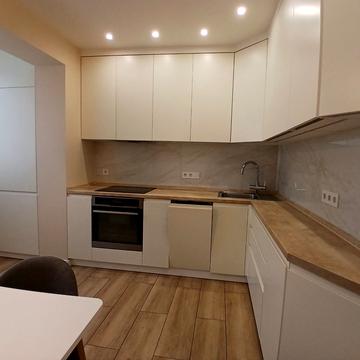 Анни Ахматової вул., 39-Б