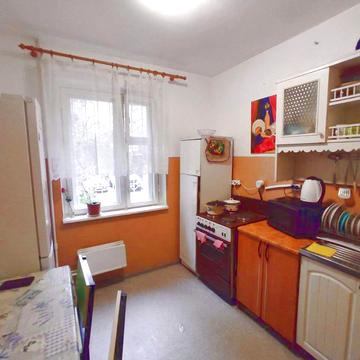 Макіївська вул., 10