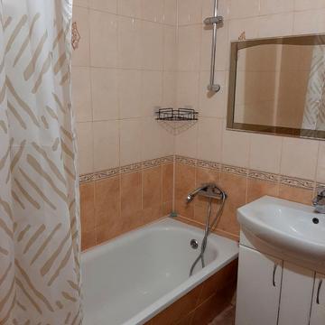 Академіка Сахарова вул., 38