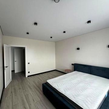 Студентська вул., 30