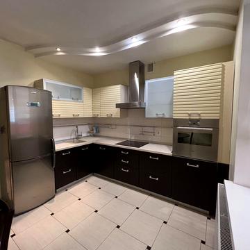 Салютна вул., 1-Б