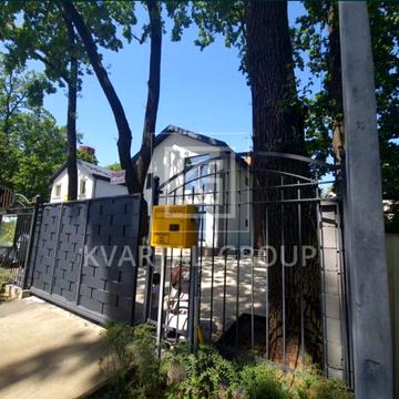 Інститутська вул. (Артема), 11