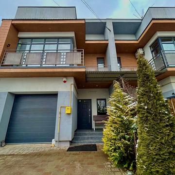 Володимира Великого вул., 22