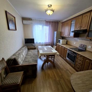 Анни Ахматової вул., 41