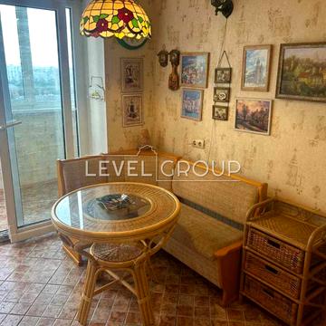 Вінстона Черчилля вул. (Червоноткацька), 18-Б