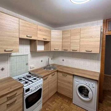 Стадіонна вул., 13