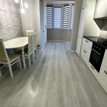 Чорновола вул., 1