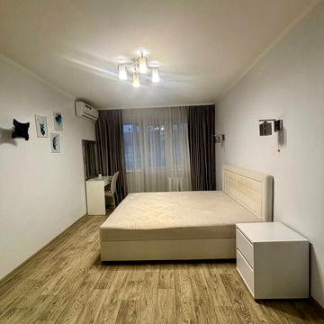 Квітки Цісик вул. (Гулі Корольової), 3