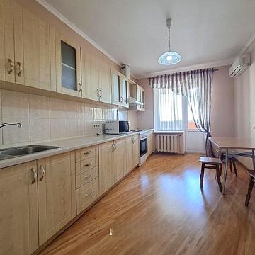 Анни Ахматової вул., 31