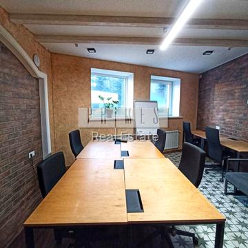 Марка Безручка вул., 23