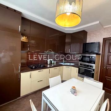 Дмитрівська вул., 45