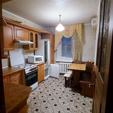 Листопадова вул., 28