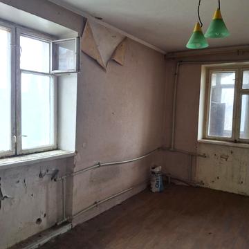 Космонавтів вул., 3