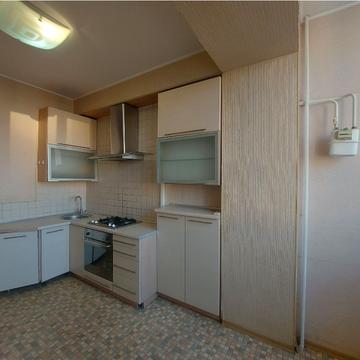 Тополина вул., 18