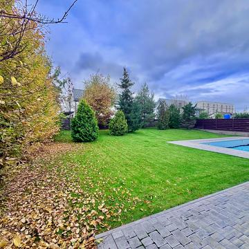 Молодіжна, 4