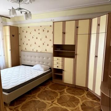 Миколи Ушакова вул., 12