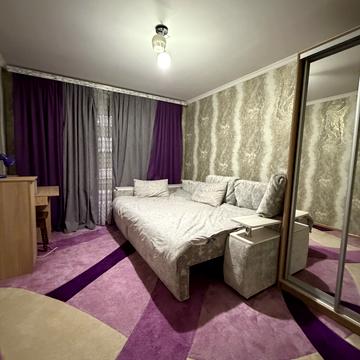 Грушевського просп., 76