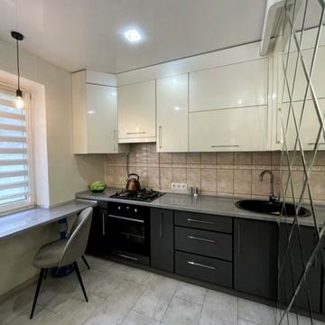 Євгена Коновальця вул., 7