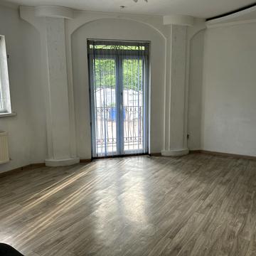 Театральна вул., 6