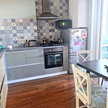 Угорська вул., 12