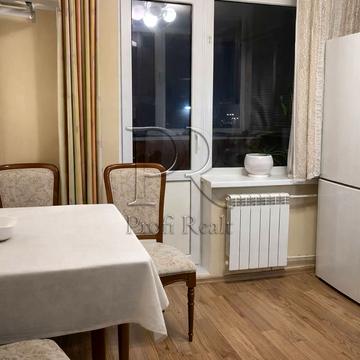 Полярна вул., 3