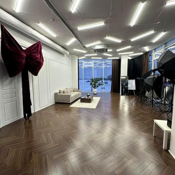 Степана Бандери вул., (Будинок 1)