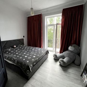 Героїв Крут вул. (12 Квітня), 3