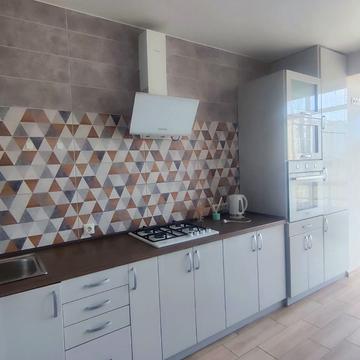 Андрія Мельника вул., (Будинок 1)