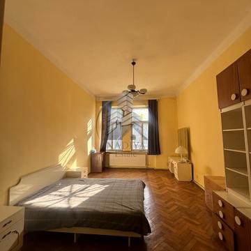 Пекарська вул., 45