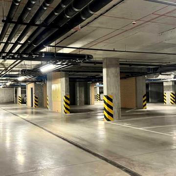 Дніпровська набережна вул., 1