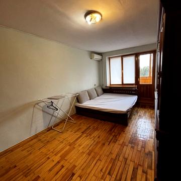 Академіка Янгеля вул., 10