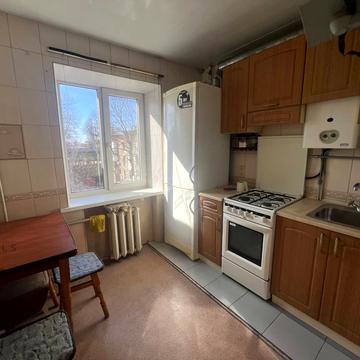 Будівельників вул., 27