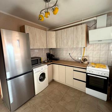 Оболонська пл. (Дружби Народів СРСР), 5