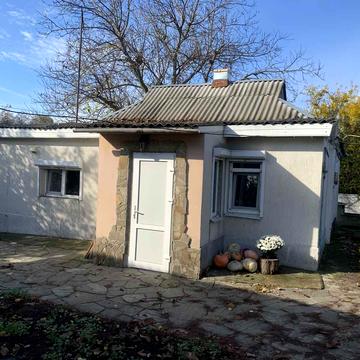 Центральна, 1