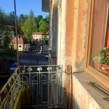 Дніпровська вул., 8