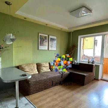 Анни Ахматової вул., 6