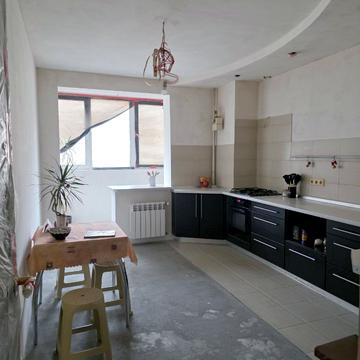 Академіка Сахарова вул., 36