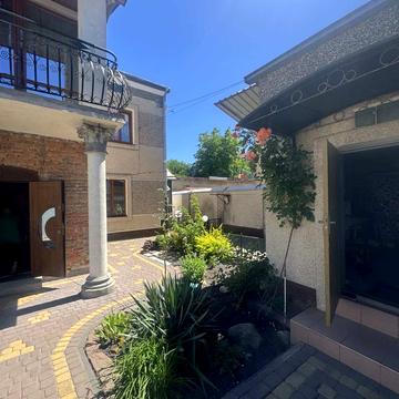 Алішера Навої вул., 14