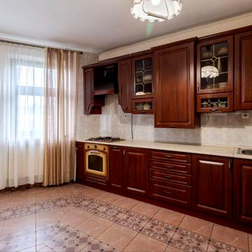 Іларіона Свєнціцького вул., 18