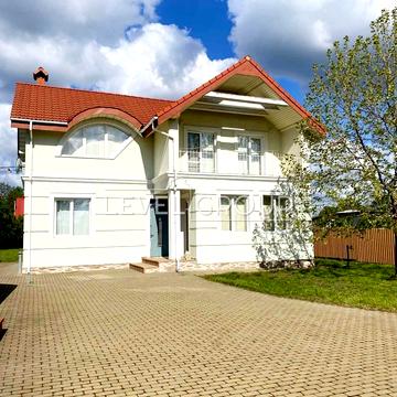 Шкільна вул., 10