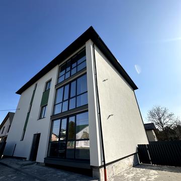 Михайла Грушевського вул., 136