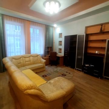 Омеляна Поповича вул., 8