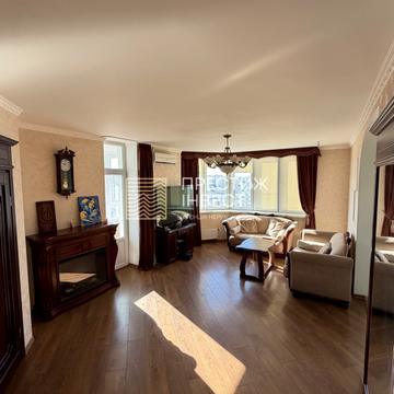 Анни Ахматової вул., 32/18