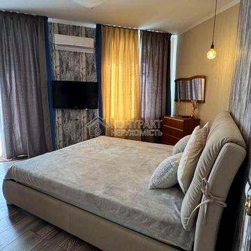 Алчевських вул. (Артема), 56