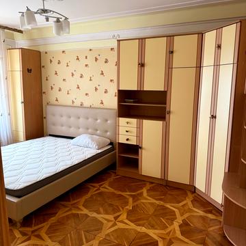 Миколи Ушакова вул., 12