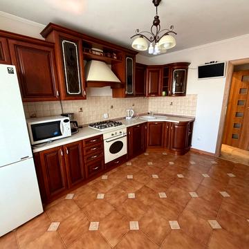 Академіка Євгена Лазаренка вул., 4б