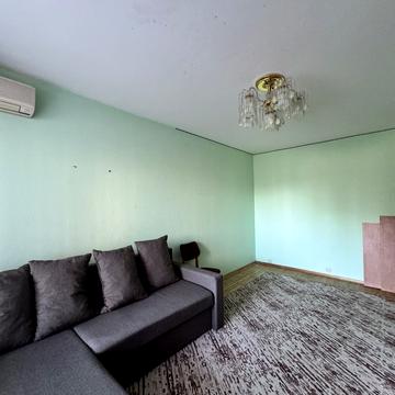 Анни Ахматової вул., 21