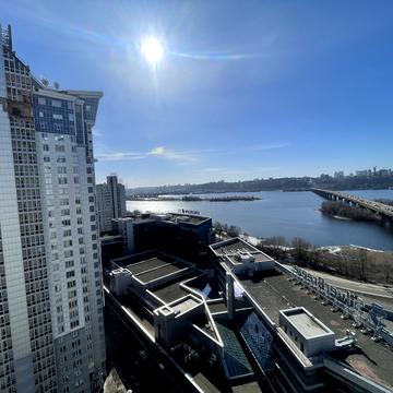 Дніпровська набережна вул., 1